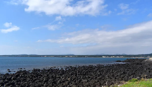 Klippiga Stranden Utsikt Blå Himmel Bakgrund — Stockfoto