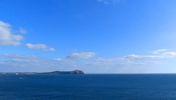 Deniz adası manzaralı mavi gökyüzü