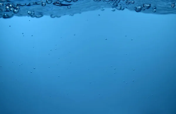 表面青い水の下の泡背景コピースペース — ストック写真