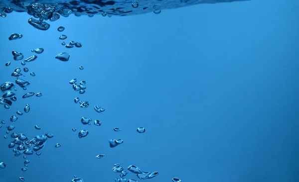 Suyun altındaki yüzey kabarcıkları Yer altı alanı kopyala