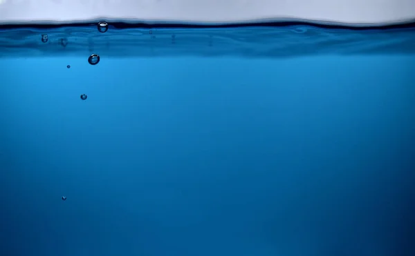 Suyun altındaki yüzey kabarcıkları Yer altı alanı kopyala