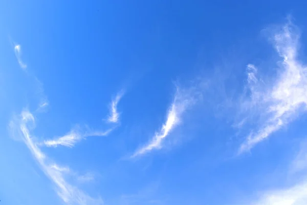 Mavi gökyüzü ve güzel doğal beyaz bulutlar