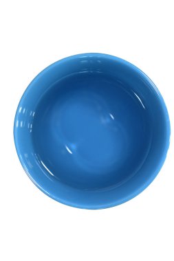 Suyu yansıtan bir ışık var. Cam beyaz. Su cam manzaralı. İçmek için beyaz arka plan izole edilmiş.