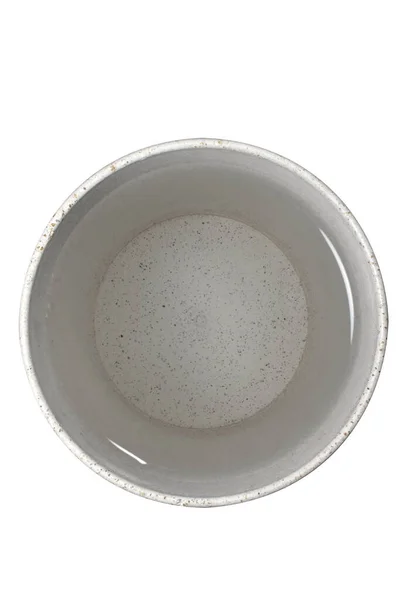 Suyu yansıtan bir ışık var. Cam beyaz. Su cam manzaralı. İçmek için beyaz arka plan izole edilmiş.