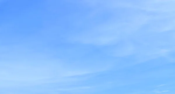 Suyu yansıtan bir ışık var. Cam beyaz. Su cam manzaralı. İçmek için beyaz arka plan izole edilmiş.