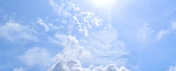 Suyu yansıtan bir ışık var. Cam beyaz. Su cam manzaralı. İçmek için beyaz arka plan izole edilmiş.