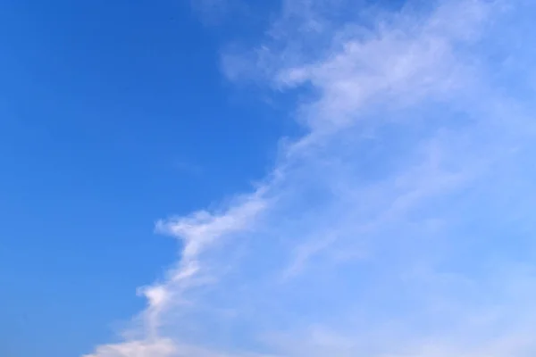 Gökyüzü mavisi arka plan. Doğal arkaplan. Bulutlu ve güneşli gökyüzü.