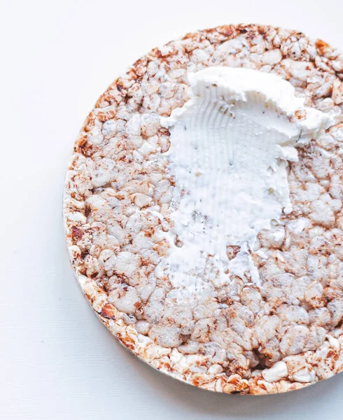 Beyaz arkaplanda kütleli ekmek