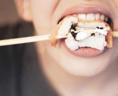  Suşi kızın ağzında.