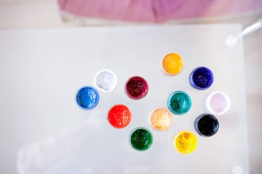 Kavanozlar içinde cam bir masanın üzerinde.