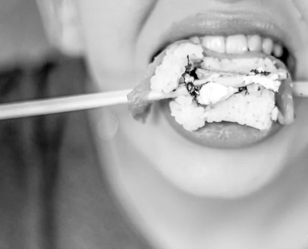  Suşi kızın ağzında.