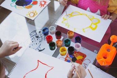  Kavanozlar içinde cam bir masanın üzerinde.