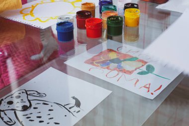  Kavanozlar içinde cam bir masanın üzerinde.