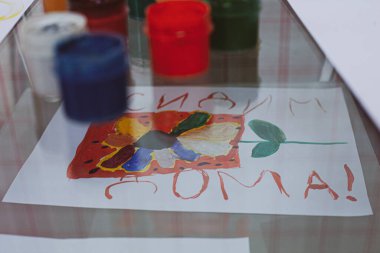  Kavanozlar içinde cam bir masanın üzerinde.