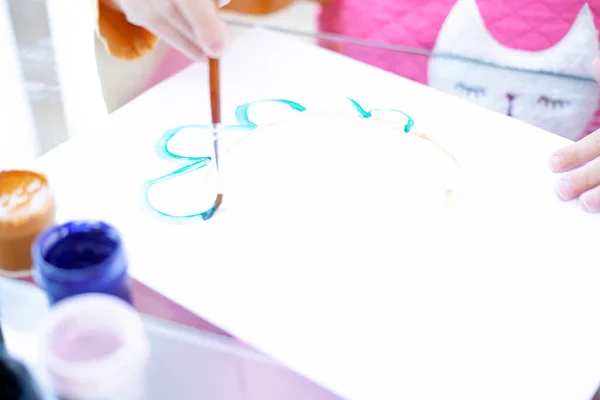 Kavanozlar içinde cam bir masanın üzerinde.