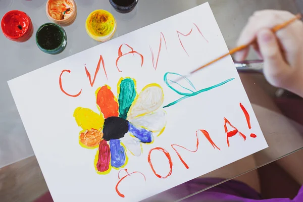  Kavanozlar içinde cam bir masanın üzerinde.