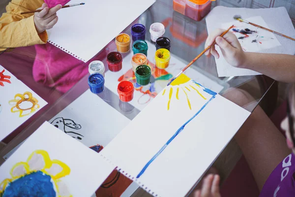  Kavanozlar içinde cam bir masanın üzerinde.