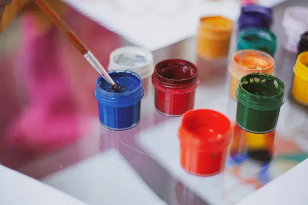  Kavanozlar içinde cam bir masanın üzerinde.