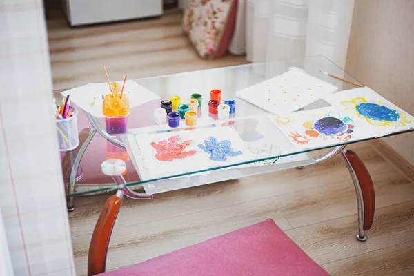  Kavanozlar içinde cam bir masanın üzerinde.