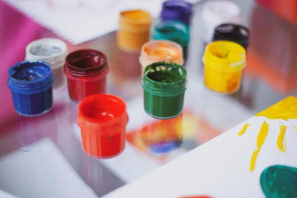  Kavanozlar içinde cam bir masanın üzerinde.