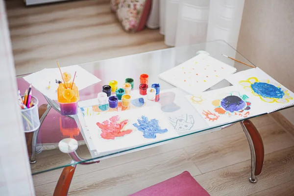  Kavanozlar içinde cam bir masanın üzerinde.