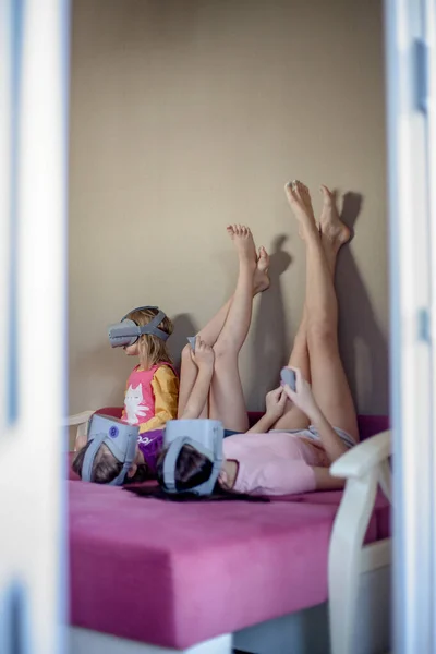  evdeki çocuklar için sanal gerçeklik gözlükleri