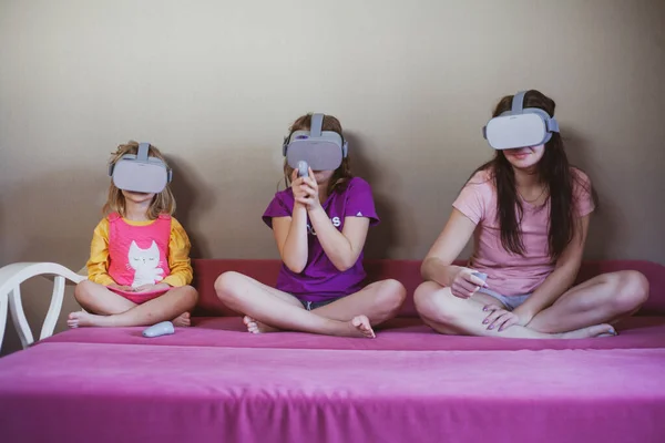  evdeki çocuklar için sanal gerçeklik gözlükleri