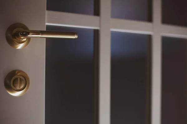 Apartmanın beyaz kapısında kapı tokmağı.