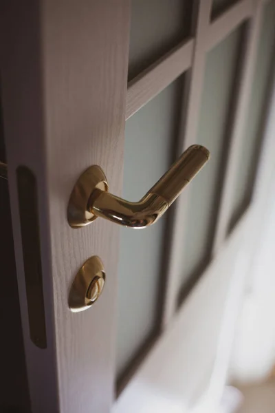 Apartmanın beyaz kapısında kapı tokmağı.