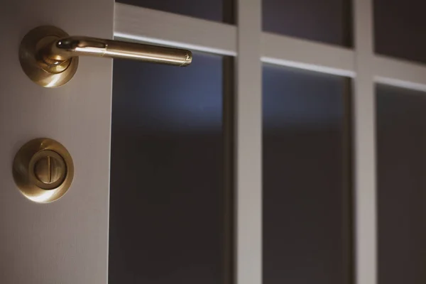 Apartmanın beyaz kapısında kapı tokmağı.