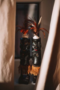 Pencerede iki Afrikalı heykel