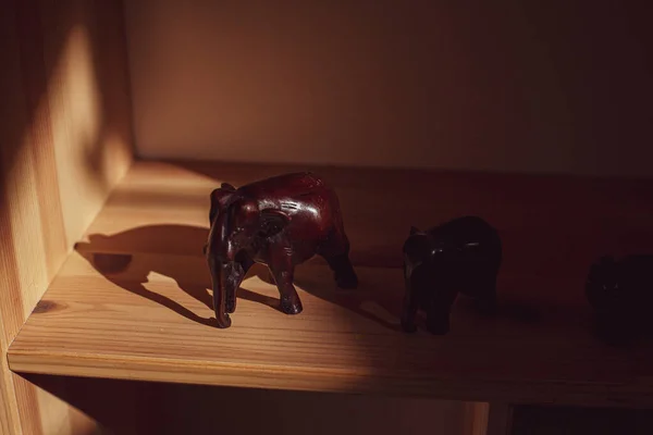 Tahta bir stantta gölgeli bir fil heykeli