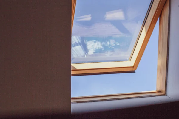 Açık gökyüzü için açık pencere, temiz hava