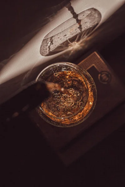 Een Glas Wijn Een Stapel Boeken Van Bovenaf Bekeken — Stockfoto