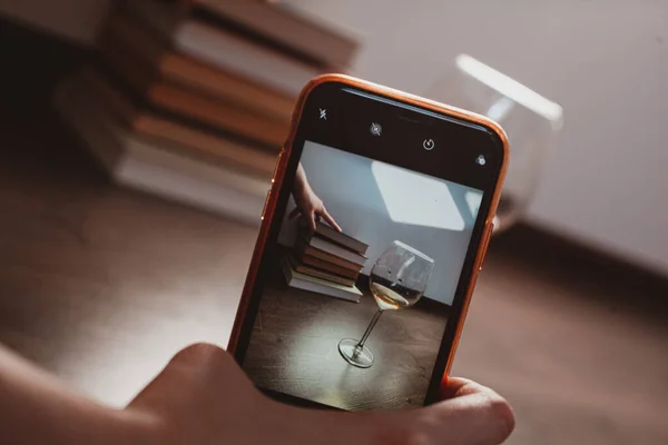 fotoğraf kitaplarla ve elmalarla dolu