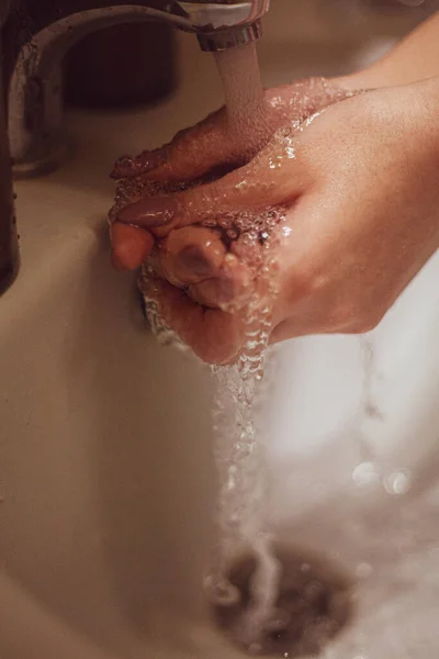 Eller suyun altında.