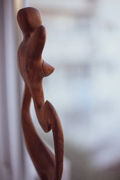 Pencerenin pervazındaki ahşap heykel