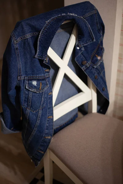  Sandalyede kot ceket