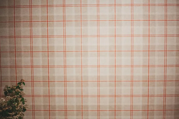 Geçmişi. Duvardaki duvar kâğıdı kafesin içinde