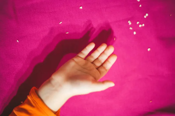 pembe arka plan ve bebek küçük el