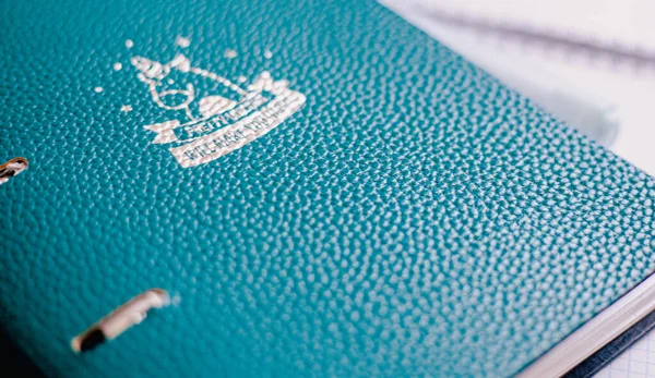 Tek boynuzlu at, keçeli kalem, eğitim geçmişi olan mavi defter, evde kal.