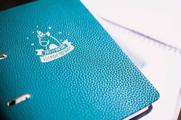 Tek boynuzlu at, keçeli kalem, eğitim geçmişi olan mavi defter, evde kal.