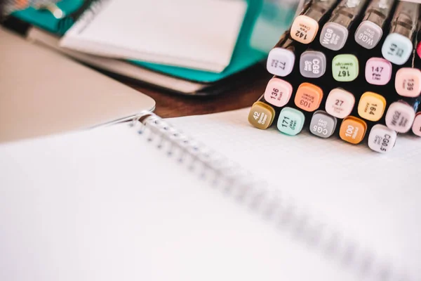 açık defter, çok renkli keçeli kalemler, defter arkaplan defteri, çalışma, okul, enstitü, evde kal
