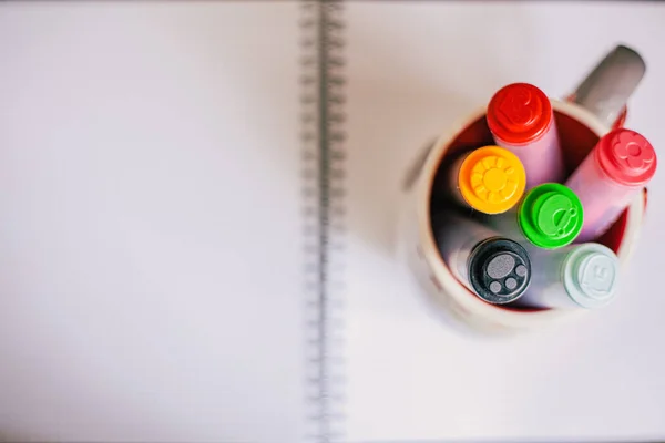 parlak ve renkli keçeli kalemler bir cam, beyaz arka plan, evde kalmak