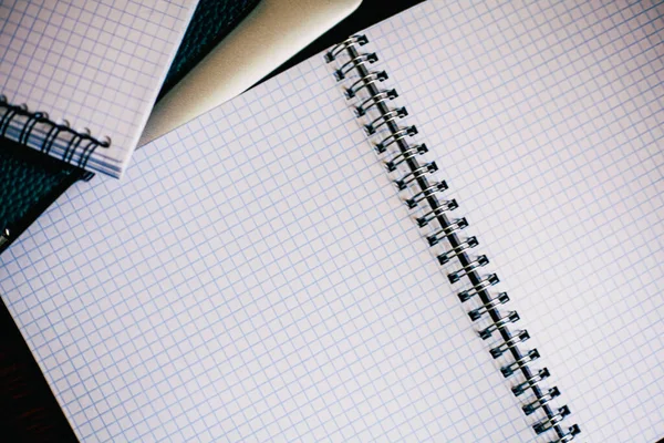 Aç kare dizüstü bilgisayar, beyaz ışık arkaplanı, çalış, düşün, evde kal