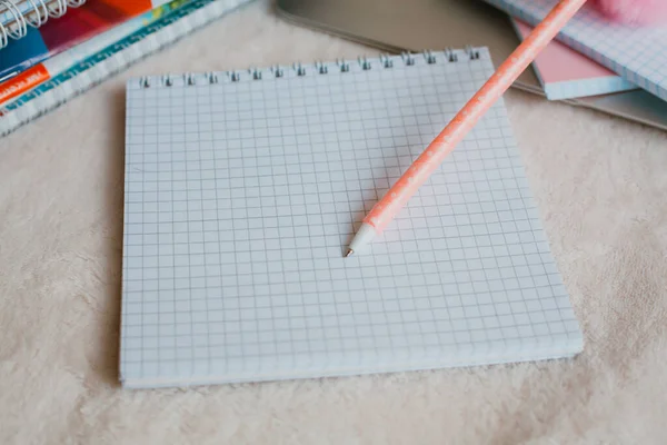 Eğitim geçmişi, eğitim süreci, okul çocukları ve aileleri için, açık bir defter masanın üzerinde, bir kalemin yanında, açık bir arkaplanda, notlar için