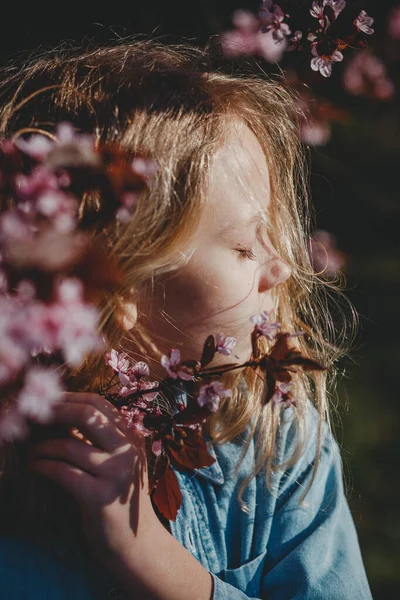 Прекрасна Європейська Дівчина Заплющила Очі Сонячний День Квітучих Деревах Мила — стокове фото