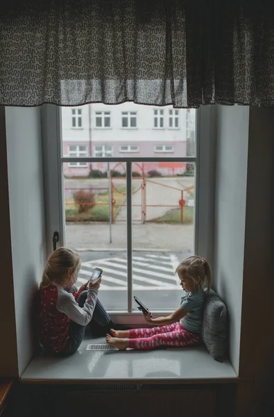 Auf Der Fensterbank Eines Großen Fensters Spielen Zwei Schwestern Ein — Stockfoto