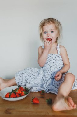 Çilek yiyen sevimli Avrupalı kız. Güzel, neşeli bir erkek arkadaş.