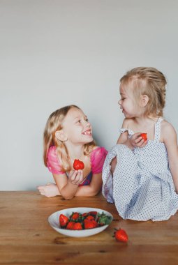 Çilek yiyen sevimli Avrupalı kız. Güzel, neşeli bir erkek arkadaş.